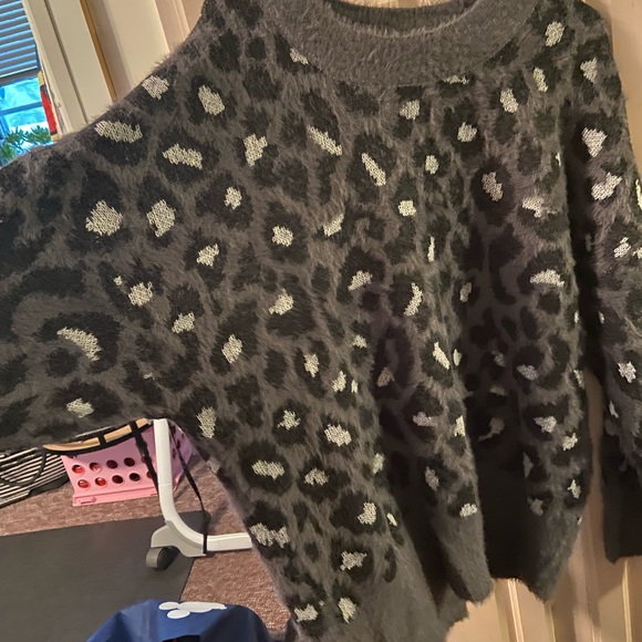Fuzzy leopard sweater - Picture 2 of 4